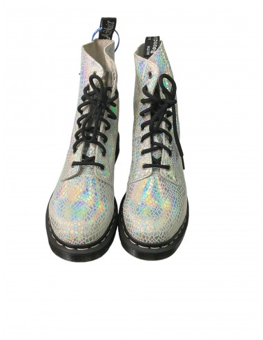 Boots Ankle Flats By Dr Martens In Silver, Size: 8 pas chere